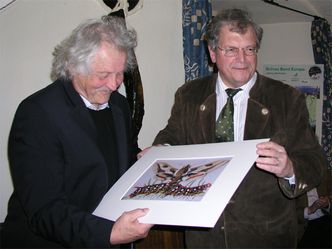 Dr. Klaus Arbter (links) bei seinem Abschied als Vorsitzender der BN-Kreisgruppe Tirschenreuth. Der BN-Landesvorsitzende Prof. Dr. Hubert Weiger (rechts) ehrte Arbter für sein beispielloses, über 30 Jahre währendes Engagement für den Bund Naturschutz.