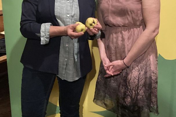Unsere Kreisvorsitzende mit Äpfeln in der Hand beim Vortrag über das Artensterben