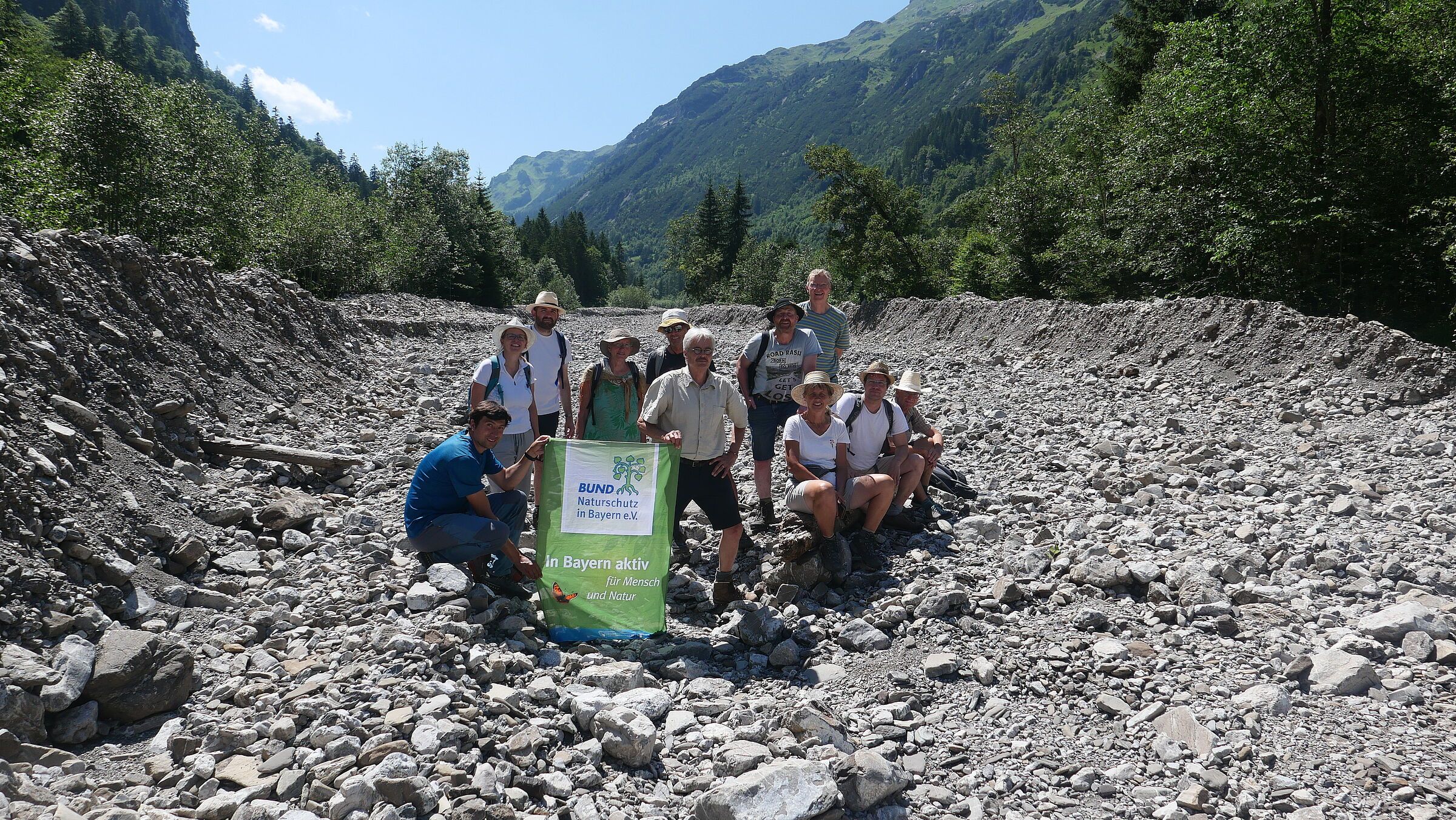 BN-Aktive demonstrieren im zerstörten Bachbett des Rappenalpbachs im Rappenalptal. (Foto: BN) BN-Aktive demonstrieren im zerstörten Bachbett des Rappenalpbachs im Rappenalptal. (Foto: BN)