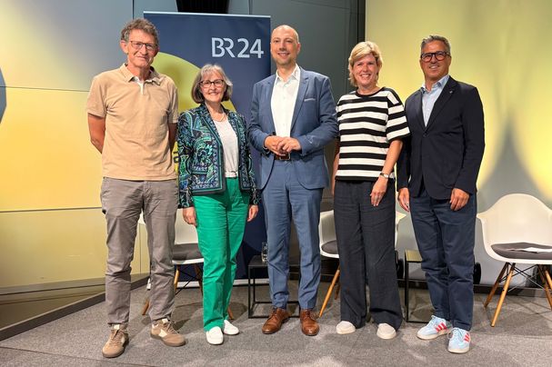 Gruppenbild Diskussion zum Stadionneubau (Foto: Missal)