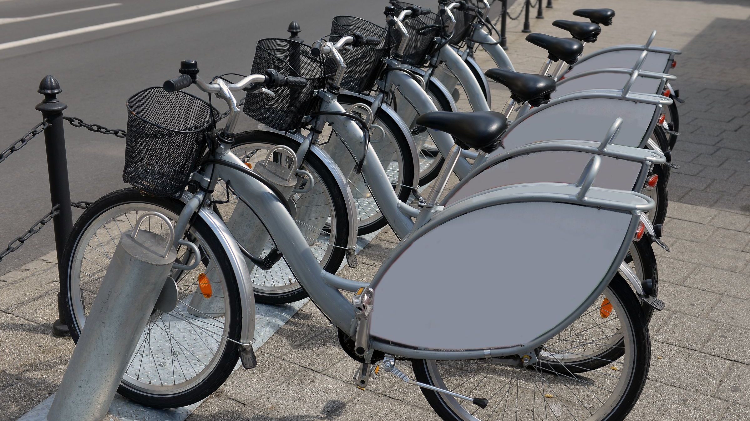 Eine Leihfahrradstation: Bus- und Bahnangebote müssen für die Nutzer auch durch Anschlussmöglichkeiten attraktiver werden. (Bild: nikitos77/Adobestock)