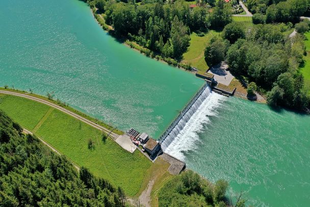 Lech Wasserkraftwerk Ein Wasserkraftwerk im Lech aus der Vogelperspektive. Querbauwerke sind eine Bedrohung von Flüssen und Auen. (Foto: David Klein/adobe.stock.com)
