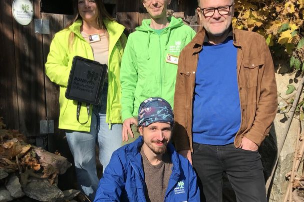Julia S., Philipp W., Paul Kaster (Ortsgruppenvorsitzender Passau) (v.l.), vorne Timon R.