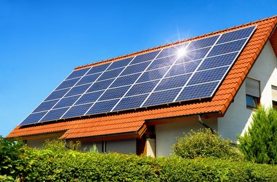 Solardach auf einem Einfamilienhaus (Foto: Smileus/adobe.stock.com)