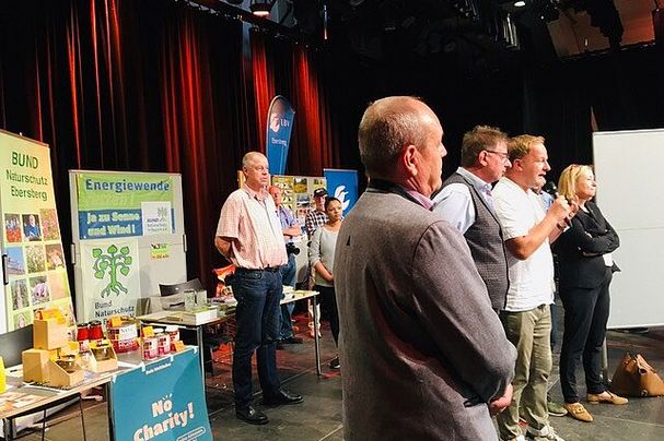 v.li: Hoher Besuch: Günter Obergrusberger (2. Bgm Ebersberg), Uli Proske (1. Bgm Ebersberg), Robert Niedergesäß (Landrat) und Doris rauscher (Stadträtin Ebersberg) vor dem BN-Stand auf der Ehrenamtsmesse