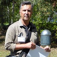 Jürgen Gerdes, Naturschutzbeauftragter der Stadt Bamberg, begutachtet einen Sandmagerrasen beim Projektpartner Telekom.