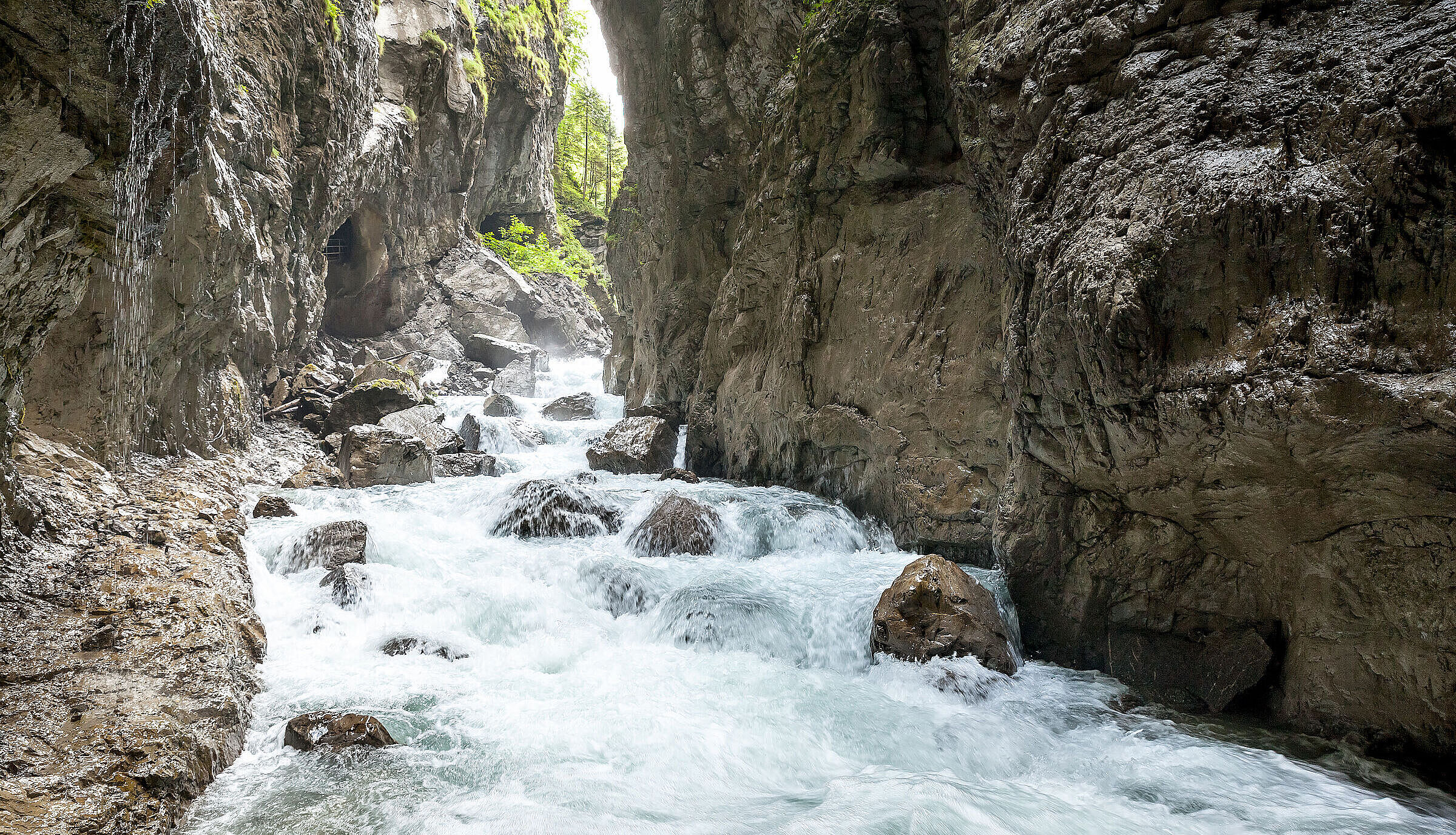 Die Partnachklamm ist eng, das Wasser fließt rasch. Für ein Kraftwerk hätte das darüberliegende Reintal in einen Stausee verwandelt werden müssen. (Foto: magann/Clipdealer) Die Partnachklamm ist eng, das Wasser fließt rasch. Für ein Kraftwerk hätte das darüberliegende Reintal in einen Stausee verwandelt werden müssen. (Foto: magann/Clipdealer)