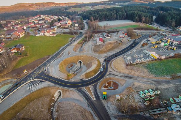 Luftaufnahme eines überdimensionierten Straßenbaus bei Patersdorf im Bayerischen Wald