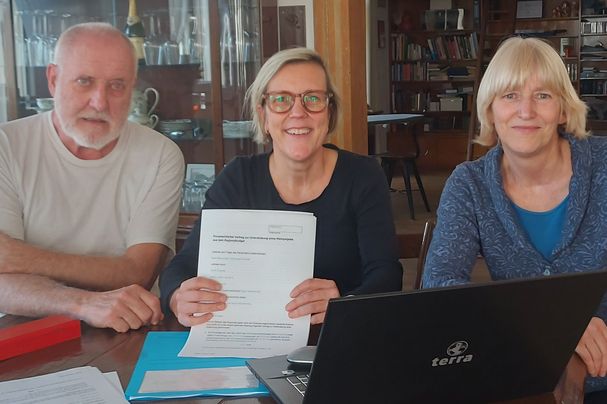 Erwin Scheiner und Frauke Beck freuen sich über die Förderzusage durch die ILE Managerin Susanne Keller (Mitte), Foto BN Erwin Scheiner und Frauke Beck freuen sich über die Förderzusage durch die ILE Managerin Susanne Keller (Mitte), Foto BN