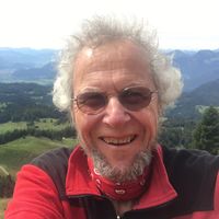 Foto: Christa Mayer-Röhrs Grünes Band: Peter Mayer, Vorsitzender der BN-Kreisgruppe Freyung-Grafenau vor einer Mittelgebirgskulisse