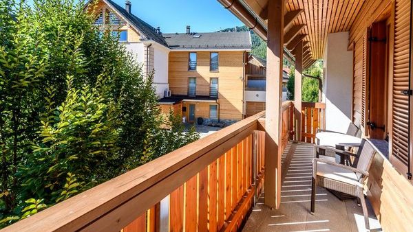 Ob Holz wirklich nachhaltig ist, hängt von mehreren Faktoren ab: Baumart, Herkunft, Transport, Verarbeitung und Nutzung. Eine gute Orientierung geben seriöse Gütesiegel. (Foto: jure/fotolia.com) Nachhaltig wohnen mit Holz: Auf einem Balkon aus Holz stehen Möbel aus Holz.