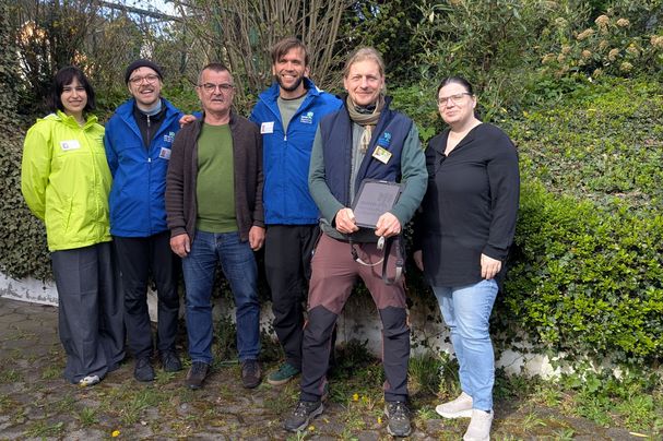 Joachim Hörnig (OG Marktheidenfeld), Mitte, und Alexandra Pfister (KG MSP), rechts, mit den Mitarbeiter*innen des BN, Foto Conni Schlosser