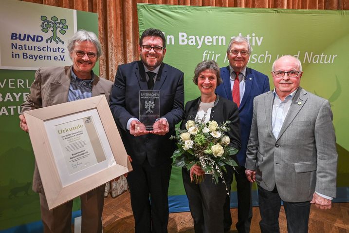 Richard Mergner, presidente do BN, Antônio Inácio Andrioli, membro do conselho do BN Beate Rutkowski, presidente honorário do BN Hubert Weiger e Sebastian Schönauer, vice-presidente do BN (foto: Toni Mader). Na apresentação do Bavarian Nature Conservation Award 2020: presidente do BN Richard Mergner, Antônio Inácio Andrioli, membro do conselho do BN Beate Rutkowski, presidente honorário do BN Hubert Weiger e Sebastian Schönauer, vice-presidente do BN (foto: Toni Mader).