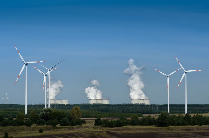 Kohlekraftwerk und Windräder (Foto: visdia/fotolia.com)
