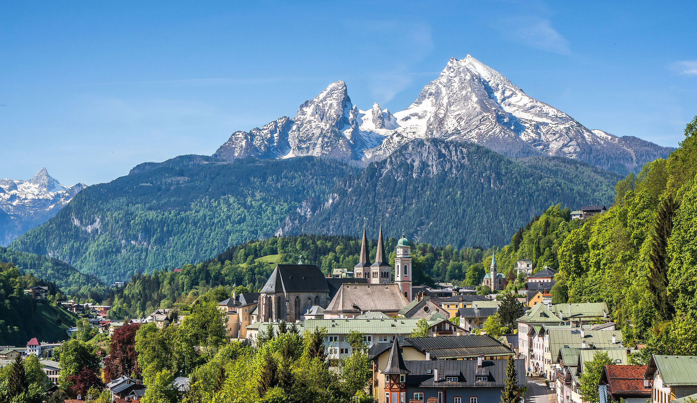 Altstadt von Berchtesgaden, im Hintergrund der schneebedeckte Watzmann