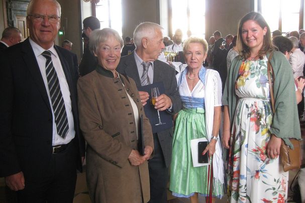 v.li Walter Brilmayer (Stellvertretender Landrat Ebersberg), Jutta Judt (BUND Naturschutz Zorneding), Richard Hörl (Bienenzuchtverein Forstinning), Christa Obermayer (Schatzmeisterin Bienenzuchtverein Forstinning)