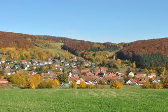 Malerische Landschaft am Fuße der Langen Rhön: Ein Blick auf die Ortschaft Ginolfs. (Foto: Vossenkaul)