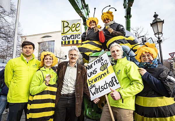 BN-Aktive vor der Staatskanzlei, u.a. BN-Landesbeauftragter Martin Geilhufe (links) und BN-Vorsitzender Richard Mergner (3.v.l.).