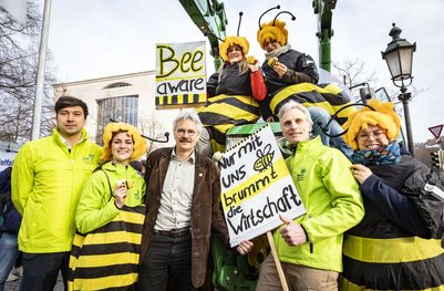 BN-Aktive vor der Staatskanzlei, u.a. BN-Landesbeauftragter Martin Geilhufe (links) und BN-Vorsitzender Richard Mergner (3.v.l.).