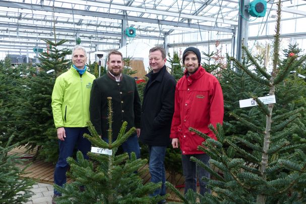 Die Vertreter von Naturschutz und Handel werben für Öko-Christbäume