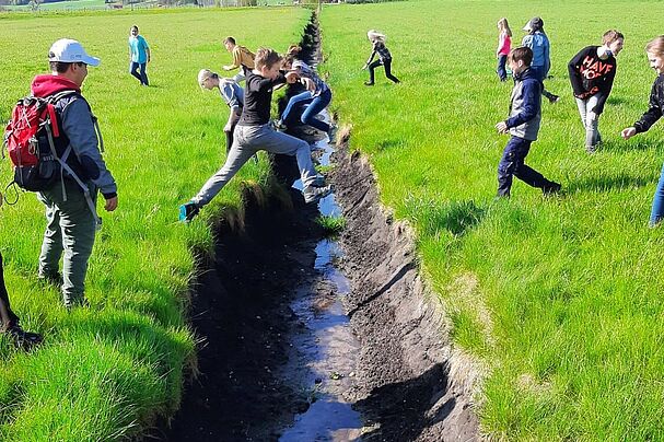 20220503_Exkursion von Klaus Grünebach mit des Gymnasiums Grafing ins Brucker Moos - Foto: Bund Naturschutz Grafing