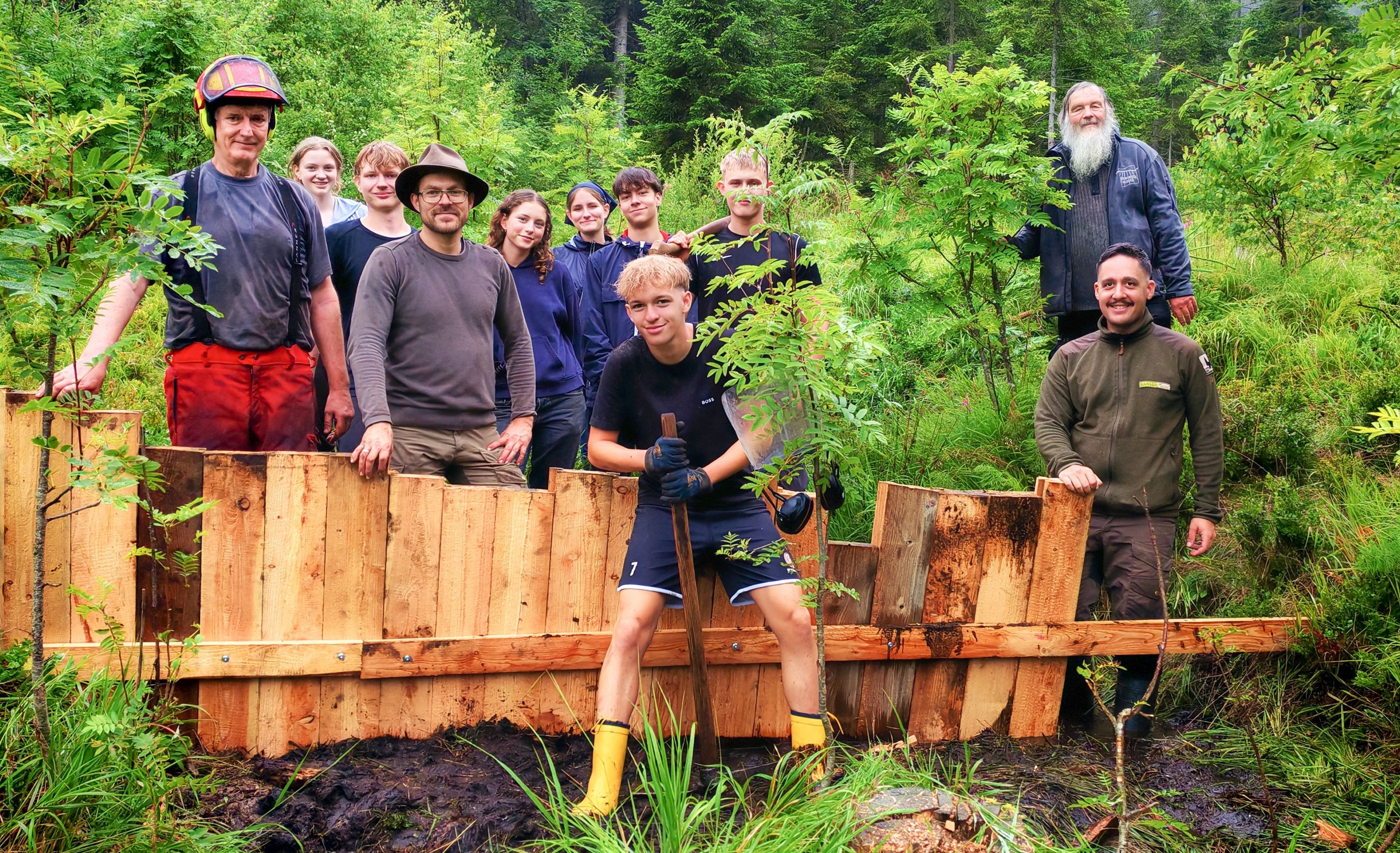 BUND Naturschutz - Über uns: Naturfreunde jedes Alters packen bei einem Moorschutzprojekt gemeinsam an.