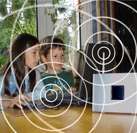 Foto: Helga Krause, Kinder vor WLAN-Router und Laptop