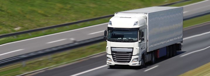 Die offiziellen Prognosen für den LKW-Verkehr liegen seit Jahrzehnten systematisch zu hoch. Das nützt den Baukonzernen und schadet einer vernüftigen Verkehrspolitik (Foto: Wellnhofer Design/fotolia.com).
