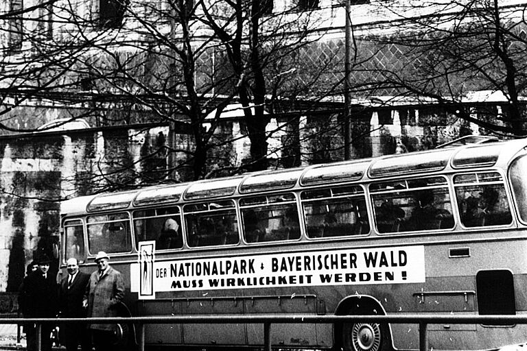 Schwarzweiß-Aufnahme eines Busses des BN mit Aufschrift "Nationalpark Bayerischer Wald" (Foto: Herbert Pöhnl)