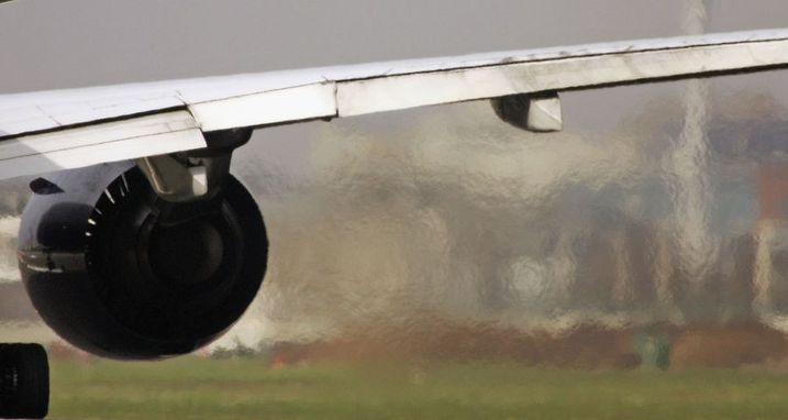 Laufendes Flugzeugtriebwerk mit sichtbaren Abgasen (Foto: EdStock/iStockPhoto.com) Laufendes Flugzeugtriebwerk mit sichtbaren Abgasen: der Luftverkehr trägt stark zum Treibhauseffekt bei (Foto: EdStock/iStockPhoto.com)