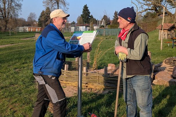 Die beiden Vorsitzenden Bernhard Bröstler und Joachim Hörnig (von links) freuen sich über das neue Schild am Eidechsenbiotop, Foto Conni Schlosser