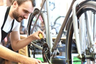 Ökologischer Konsum heute: Lieber reparieren als neu kaufen! (Foto: industrieblick/fotolia.com) Ökologischer Konsum heute: Lieber reparieren als neu kaufen! Hier repariert ein Mann ein Fahrrad.