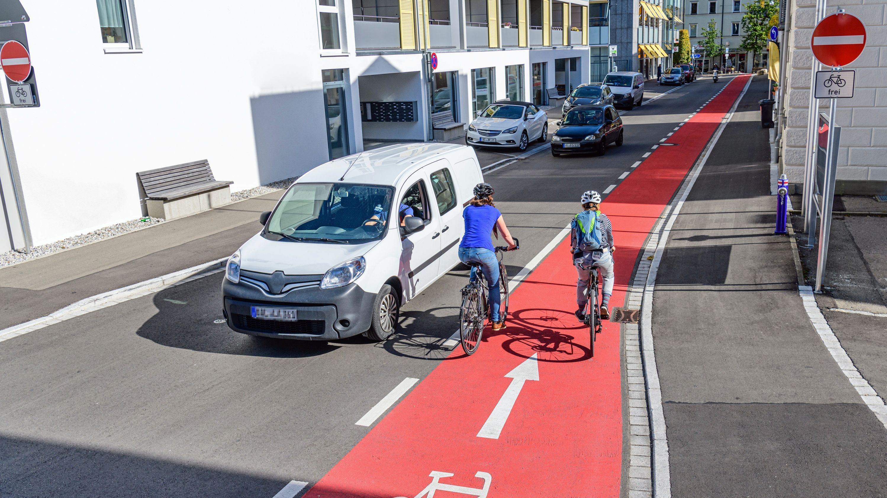 Einbahnstraßen sollten für den Radverkehr grundsätzlich in beide Richtungen befahrbar sein, sofern Verkehrsaufkommen, Geschwindigkeit, Fahrbahnbreite und Sichtverhältnisse dies zulassen. (Foto: ARochau/stock.adobe.com) Radverkehr und Radwegebau: Einbahnstraße mit gegenläufiger Fahrradspur