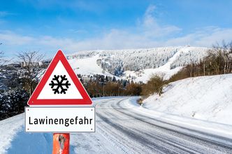 Größere Schneemengen und winterliche Wärmeeinbrüche erhöhen die Lawinengefahr in den Alpen. (Foto: Animaflora Pics/AdobeStock) Ein Straßenschild warnt vor Lawinengefahr (Foto: Animaflora Pics/AdobeStock)
