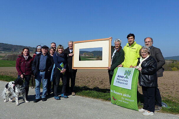 2019 machte sich der BN-Landesvorstand ein Bild von der Landschaft um den Lerchenhof und die Auseinandersetzung um die geplante Straße (Foto: BN).