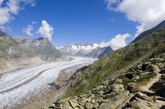 Der Aletschgletscher hat sich tief ins Tal geschnitten und die Landschaft in seiner Umgebung stark geprägt. (Foto: Holger Schultz/AdobeStock)
