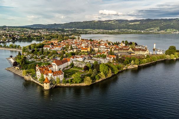 Die Insel mit der Altstadt von Lindau im Bodensee aus der Vogelperspektive (Foto: JM Soedher/stock.adobe.com).