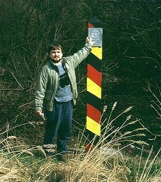1990: Der BN-Artenschutzreferent Kai Frobel bei der ersten Pressefahrt am Grünen Band. (Foto: Peter Streck) Kai-Frobel-vom-BUND-Naturschutz-steht-an-einem-innerdeutschen-Grenzpfosten