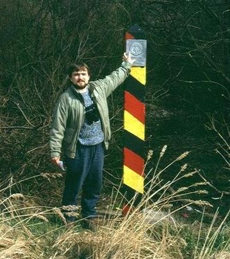 1990: Der BN-Artenschutzreferent Kai Frobel bei der ersten Pressefahrt am Grünen Band. (Foto: Peter Streck) Kai-Frobel-vom-BUND-Naturschutz-steht-an-einem-innerdeutschen-Grenzpfosten