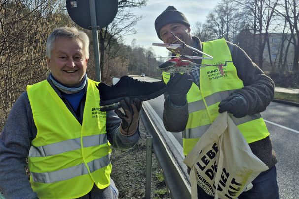 Sepp Biesenberger und Wolfgang Sporer mit ihren Müll-Trophäen - Foto BN