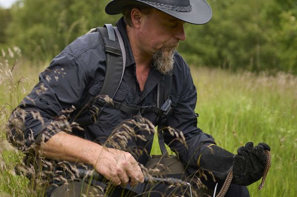 Paul Hien mit Kreuzotter, Foto: Markus Günzinger