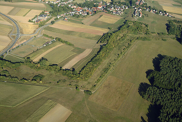 Das Grüne Band Bayern-Thüringen mit Burggrub (bei Mitwitz) aus der Luft. Foto: Klaus Leidorf