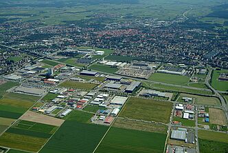 Die Umgebung von Memmingen aus der Luft: Der unnötige Flächenfraß für Gewerbegebiete muss ein Ende haben. (Foto: Klaus Leidorf) Die Umgebung von Memmingen aus der Luft: Gut erkennbar ist, wieviel unnötiger Flächenfraß durch Gewerbegebiete entsteht. (Foto: Klaus Leidorf)