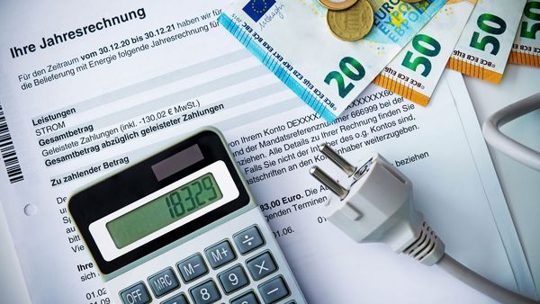 Der Energieverbrauch im Haushalt lässt sich mit einfachen Mitteln senken. Das spart Geld und schont das Klima. (Foto: Alexander Raths/stock.adobe.com) Tipps zum Energiesparen im Haushalt: Auf einem Brief mit der Jahresabrechnung für Strom liegen ein Taschenrechner und Euro-Scheine.