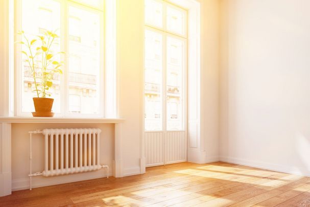 Helle sonnige Wohnung mit Balkon im Sommer im Altbau am Tag