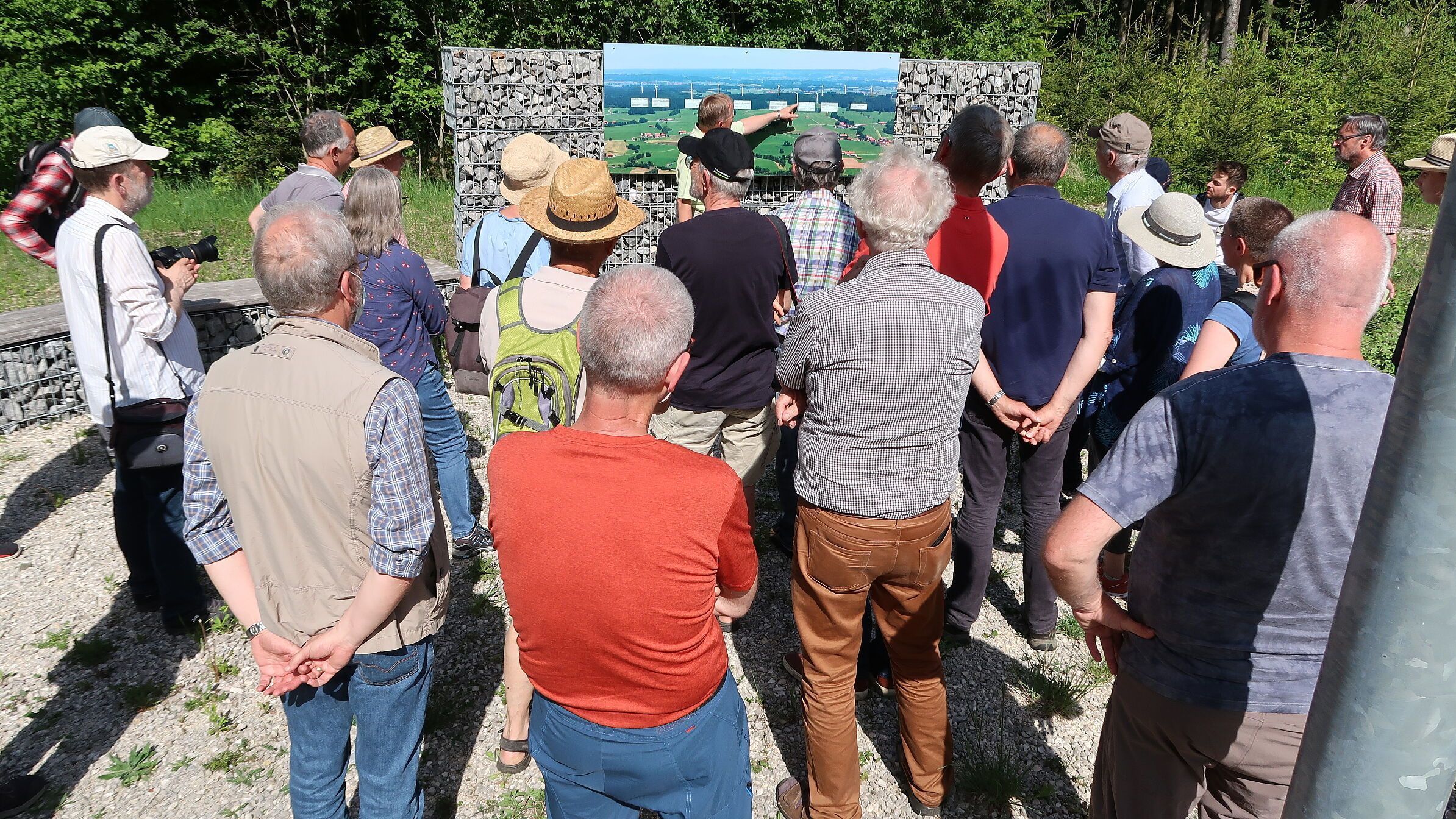 Eine Gruppe Menschen hört einem Vortrag mit Schautafel zu (Bild: Alexandra Struck) Eine Gruppe Menschen hört einem Vortrag mit Schautafel zu (Bild: Alexandra Struck)