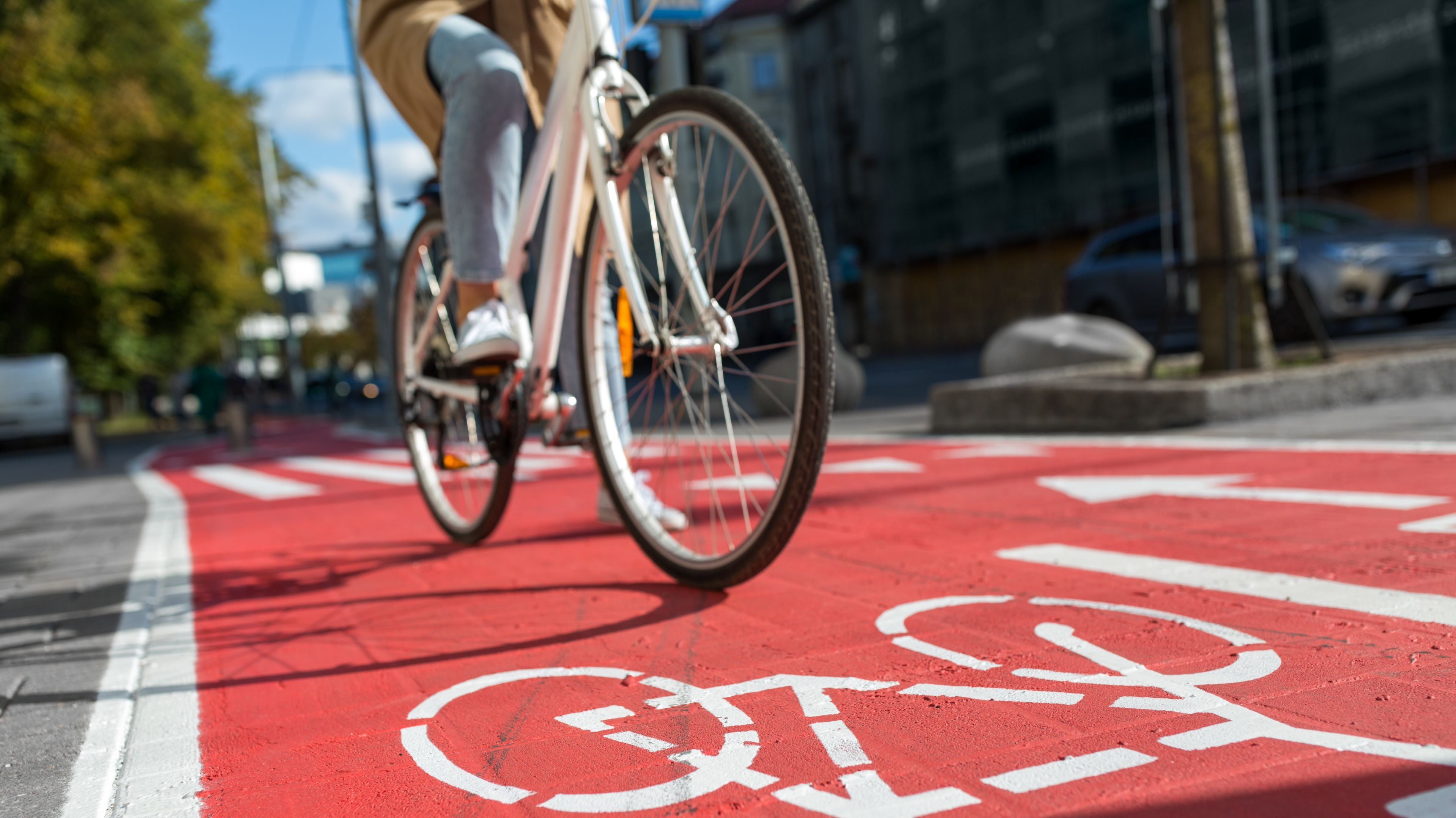 Sichere Radwege machen den Umstieg aufs Fahrrad attraktiver. Entscheidend ist dabei nicht nur der einzelne Radweg, sondern ein durchgängiges Radwegenetz mit sicheren Verbindungen und klarer Wegweisung. (Foto: Syda Productions/stock.adobe.com) Radverkehr und Radwegebau: Radfahrer auf rot markiertem Fahrradstreifen