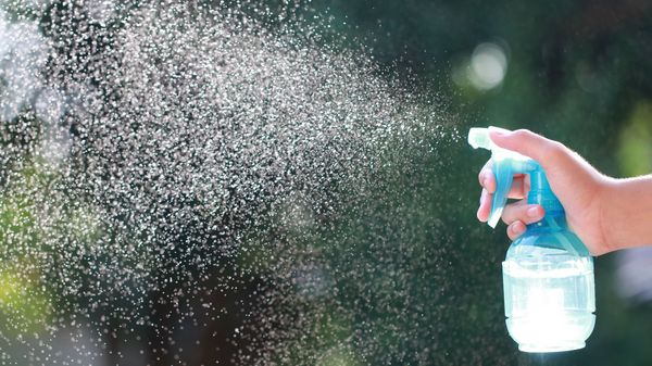 Wassernebel aus einer Sprühflasche