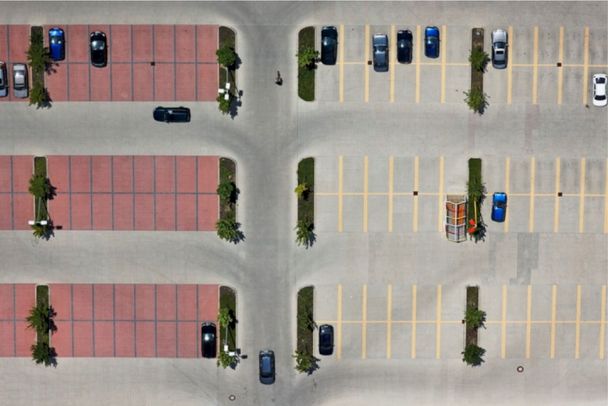 Es sind längst nicht nur Handwerk und produzierendes Gewerbe für den Flächenverbrauch außerorts verantwortlich, sondern auch Logistik-, Freizeit- und Gastrounternehmen oder Einzelhändler: hier ein Discounterparkplatz (Foto: Klaus Leidorf) Vogelperspektive auf einen fast leeren Discounterparkplatz. (Foto: Klaus Leidorf)