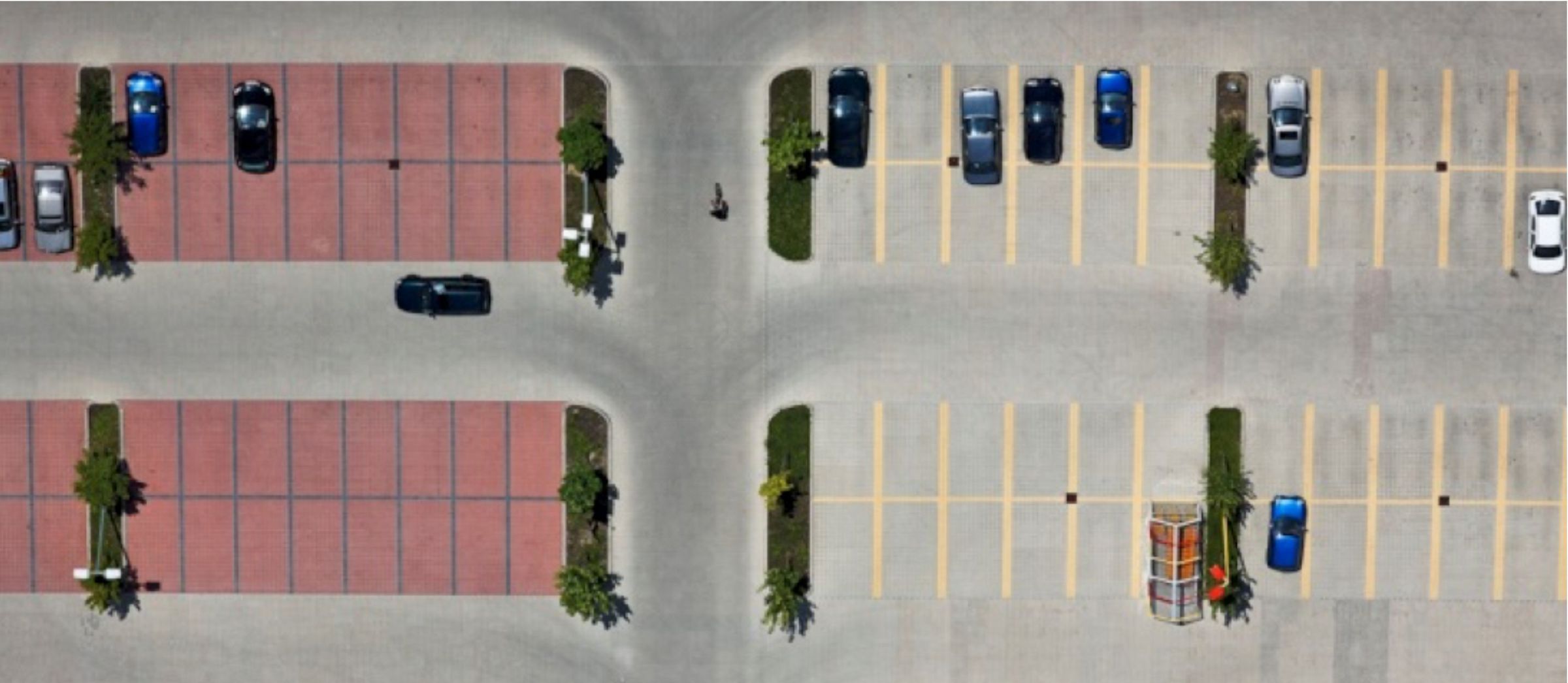 Vogelperspektive auf einen fast leeren Discounterparkplatz: Das gelockerte Anbindegebot Bayern ebnet noch mehr Einkaufsparks den Weg auf die grüne Wiese. (Foto: Klaus Leidorf)